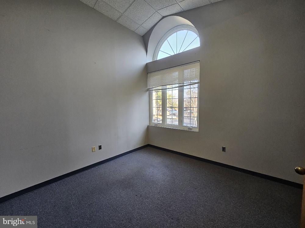 FAIRFAX COMMONS - Commercial Lease