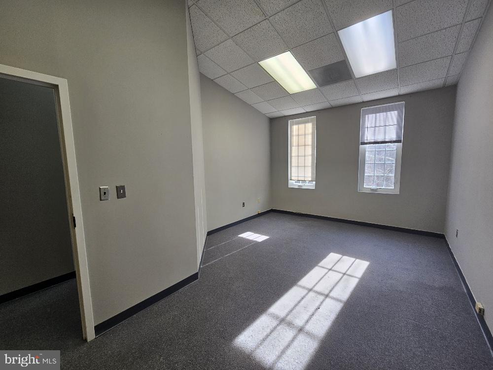 FAIRFAX COMMONS - Commercial Lease