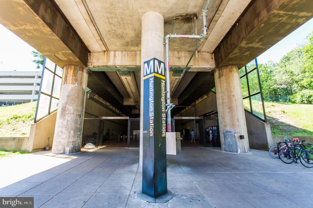 MIDTOWN ALEXANDRIA STATION CONDOMINIUM - Residential Lease