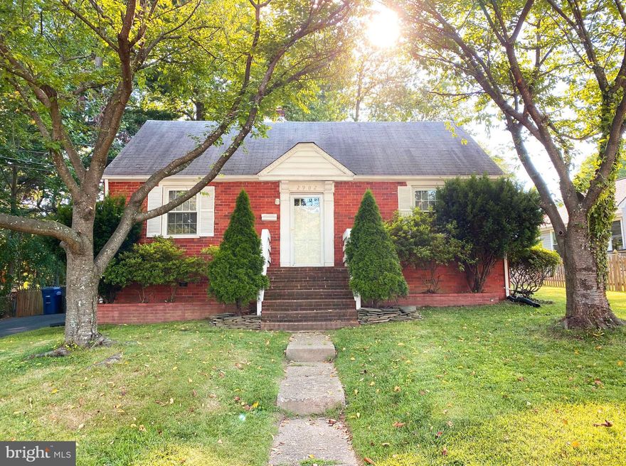 Very clean charming house!! Well maintained single detached house with a large yard and an enclosed patio. This home has 4 bedrooms and 2 Full Bathrooms, a Living Room, Dining Room and a Washer/Dryer area. The Kitchen has nice ceramic tile flooring and new kitchen appliances. Hardwood floors throughout the house.  
Please schedule online, viewings are strictly BY APPOINTMENT ONLY.