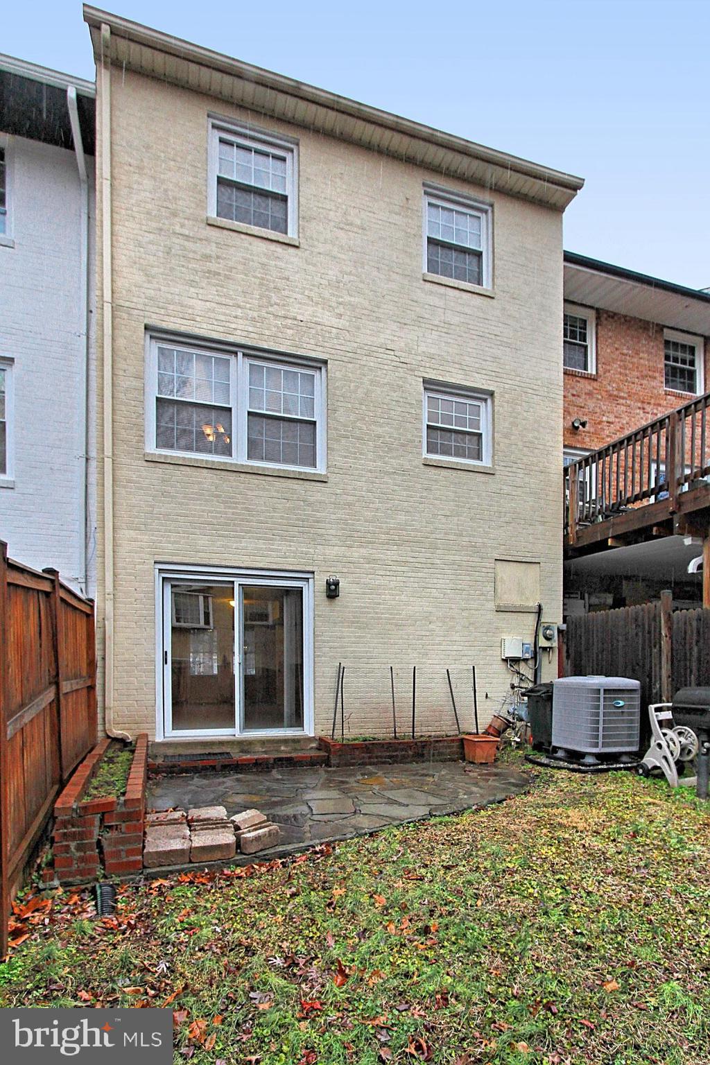 LONDON TOWNE - Residential