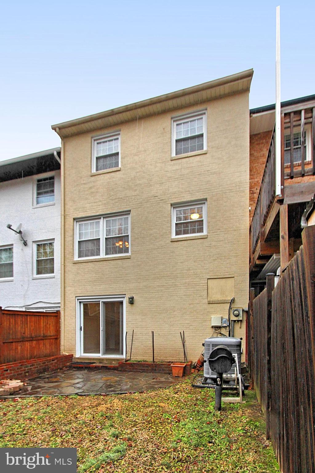 LONDON TOWNE - Residential