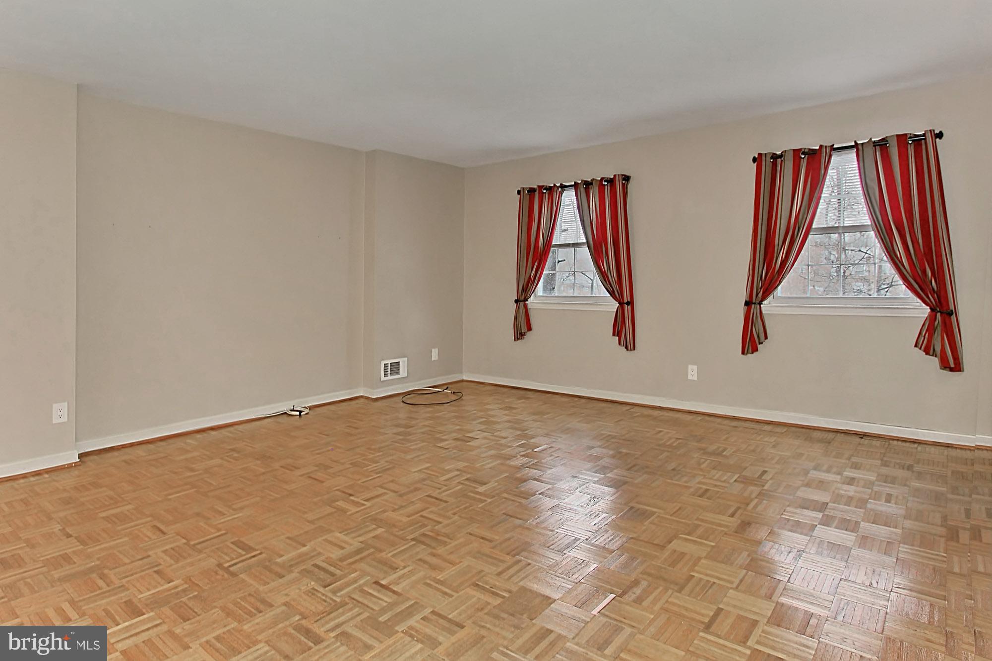 LONDON TOWNE - Residential