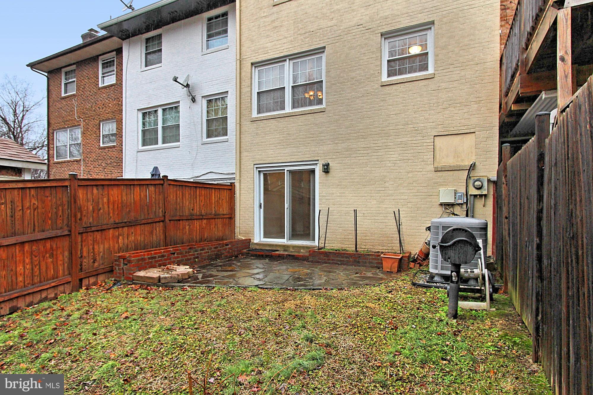 LONDON TOWNE - Residential