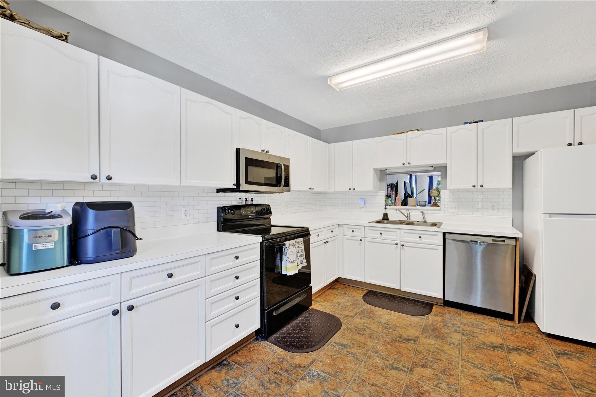647 N BRANCH COURT