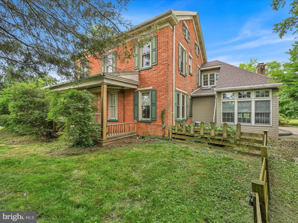 Photo of 501 Beaver Valley Pike, Lancaster, PA 17602 (MLS # PALA2049762)