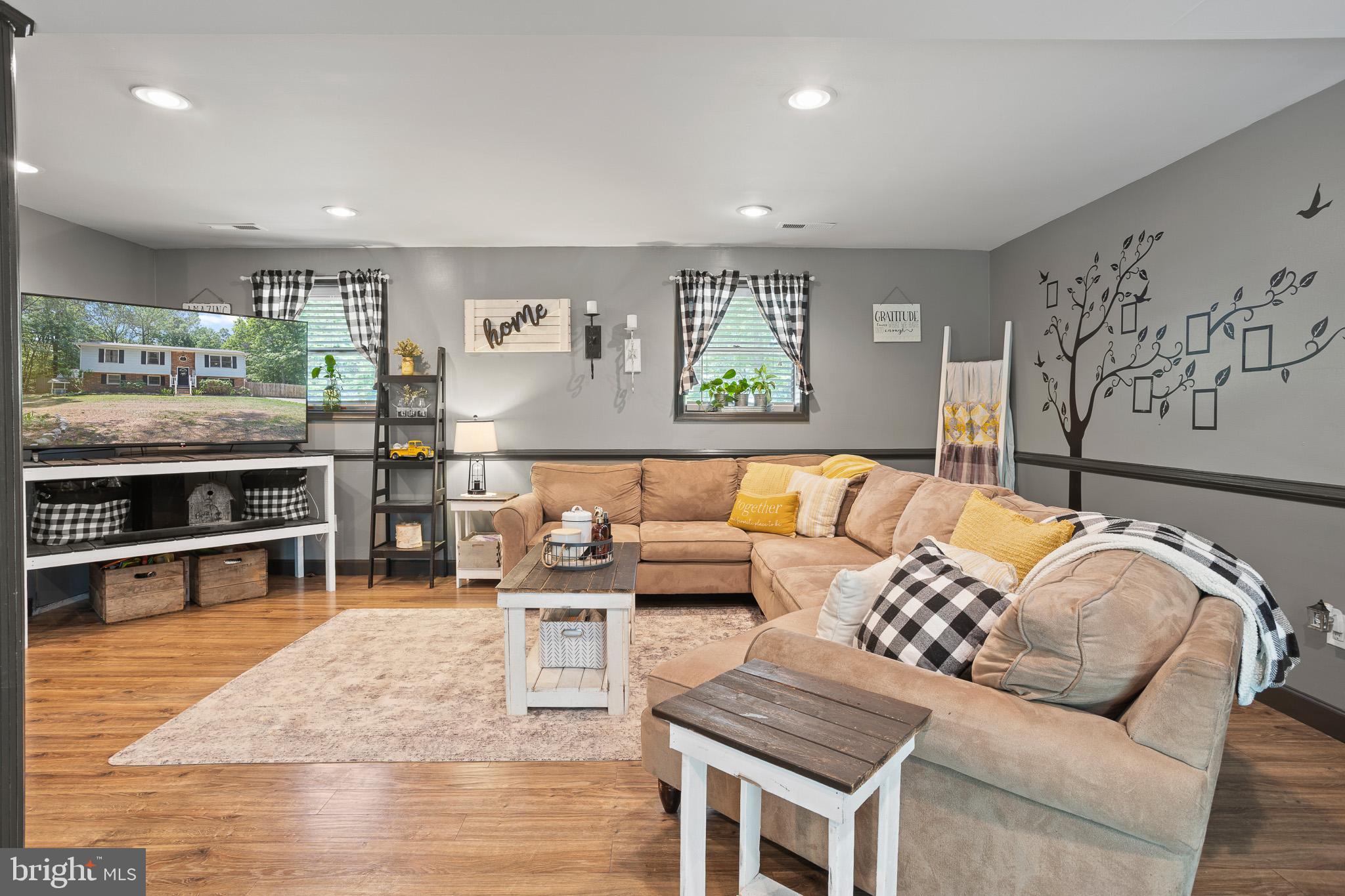 COUNTRY LAKES - Residential