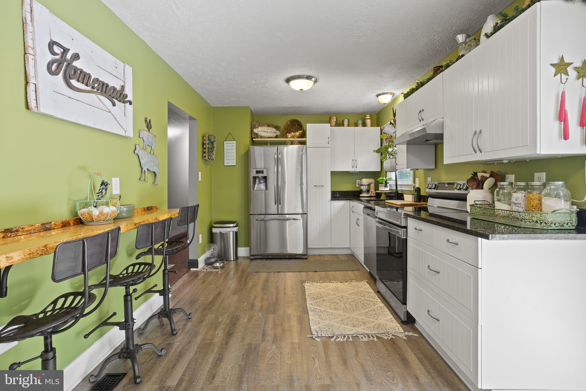 COUNTRY LAKES - Residential
