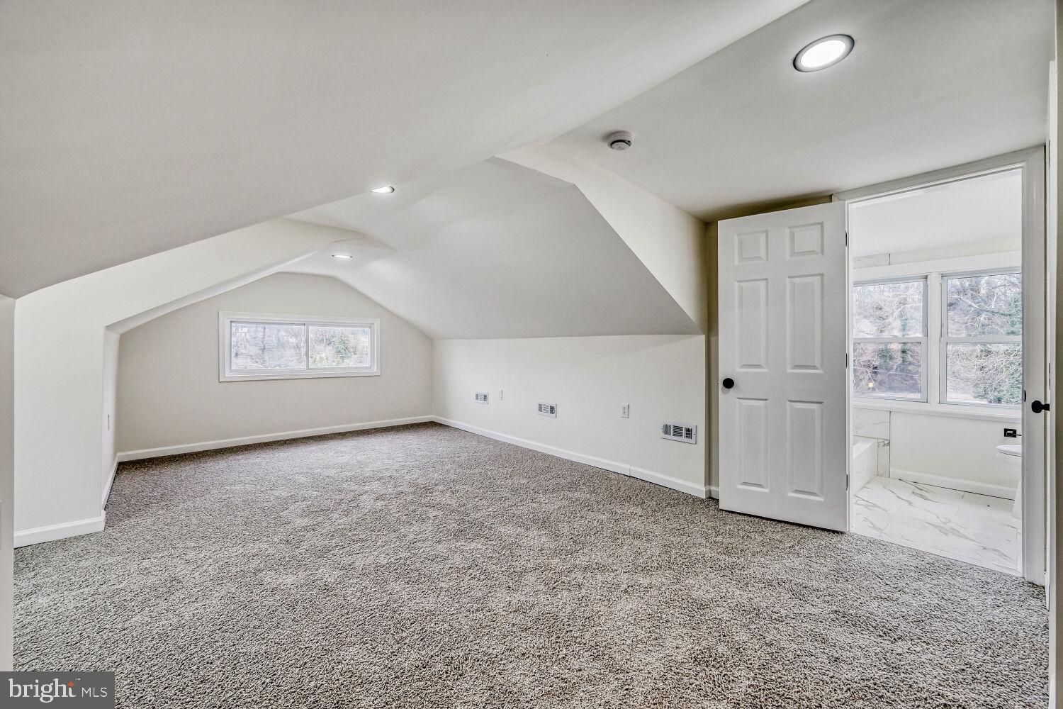 TEN HILLS - Residential