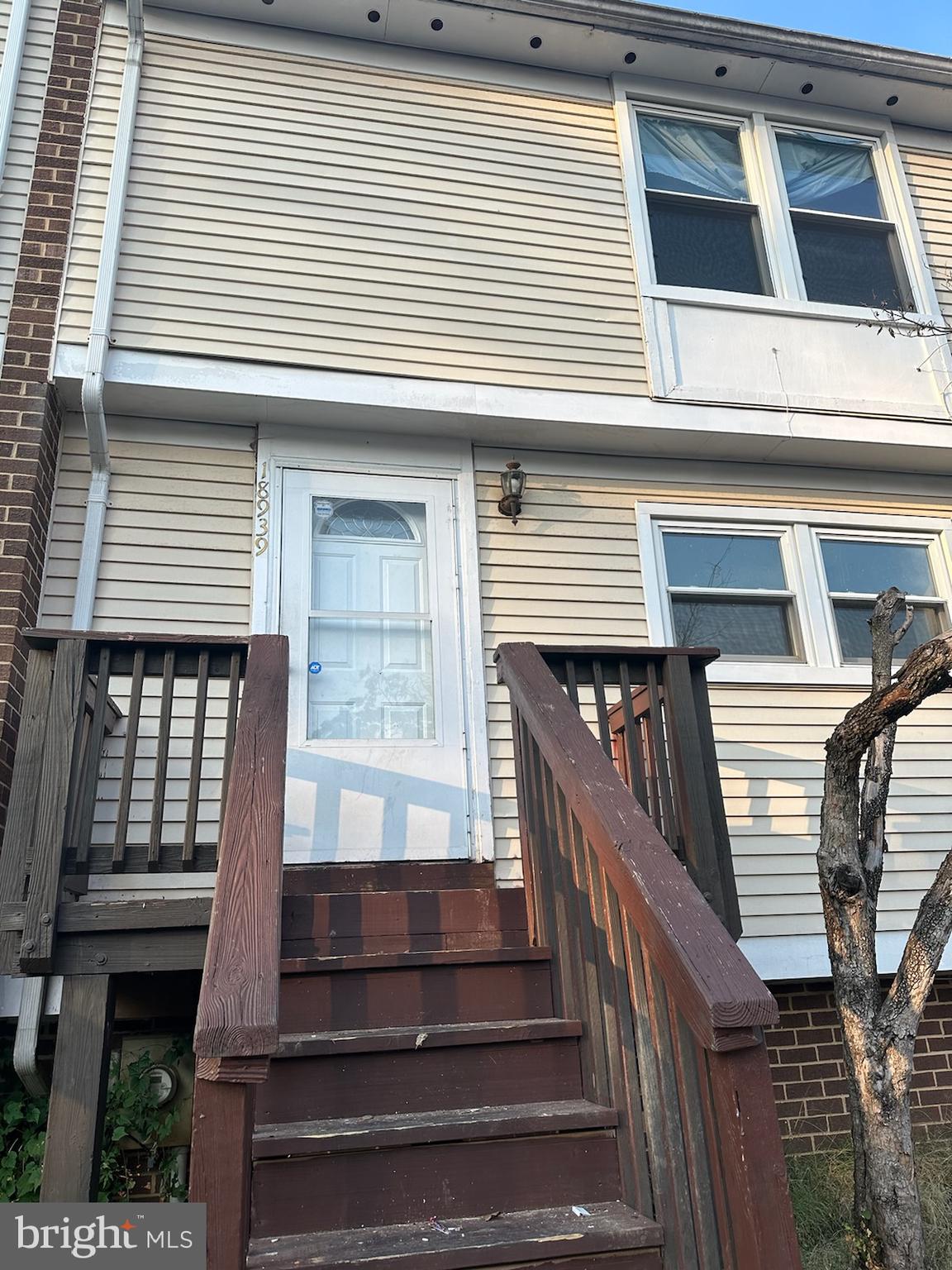 New carpet, new paint! 4 Bedroom 2 bath townhome in Germantown. 3 bedrooms and 1 full bath upstairs and 1 bedroom and 1 bath downstairs.
Close to shopping, restaurants, public transportation. Deck. 1 reserved parking.
Home is move in ready!
HOC Welcomed! Must have 4 bedroom voucher!