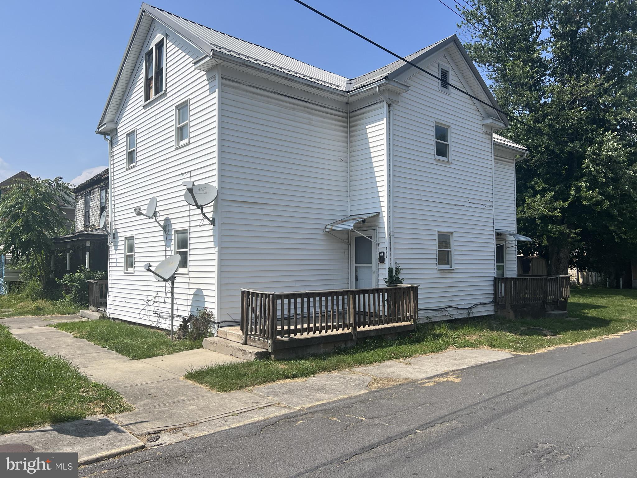 Main image without alt text