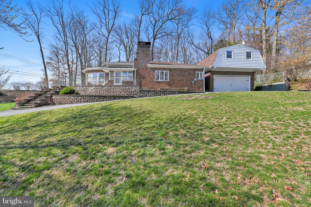 Photo of 225 W Woods Drive, LITITZ, PA 17543 (MLS # PALA2066094)