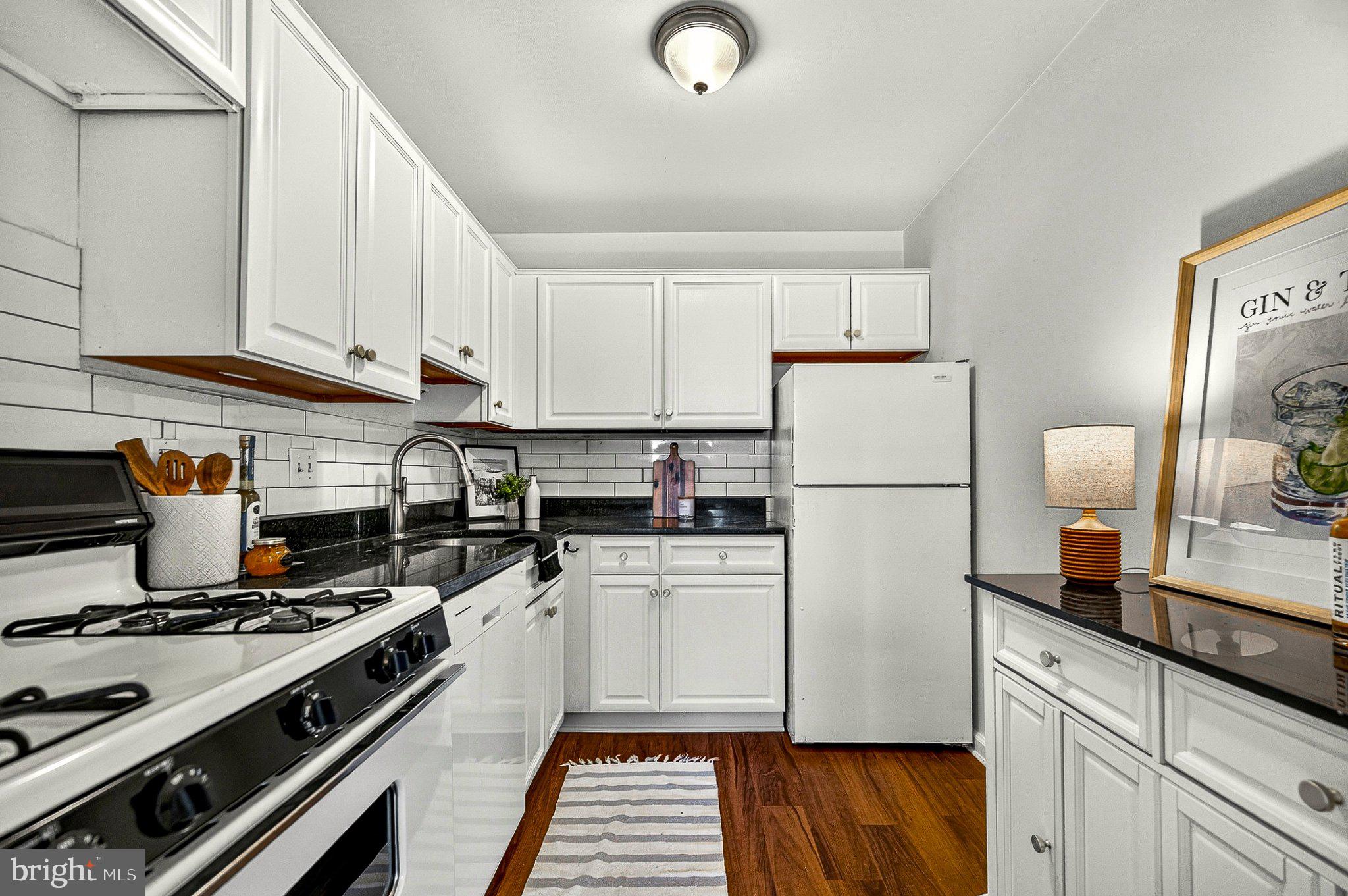 125 CLUBHOUSE DRIVE L SW 8