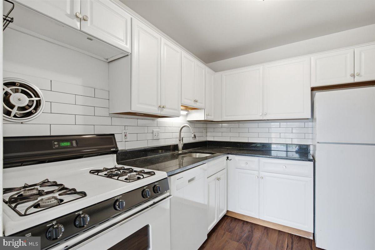 125 CLUBHOUSE DRIVE L SW 8