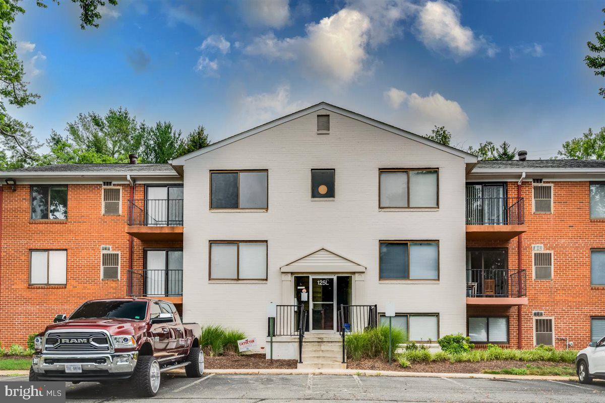 125 CLUBHOUSE DRIVE L SW 8