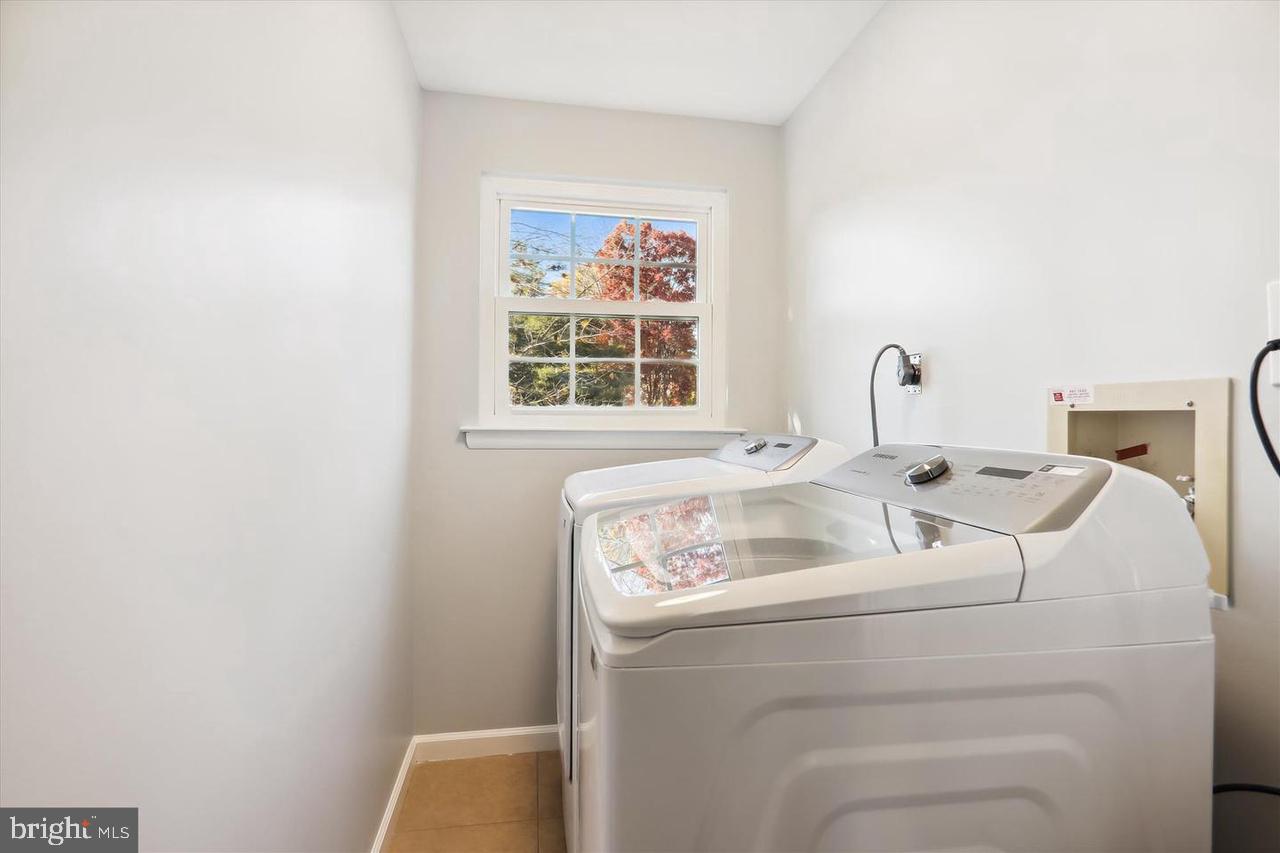 DERWOOD STATION - Residential Lease