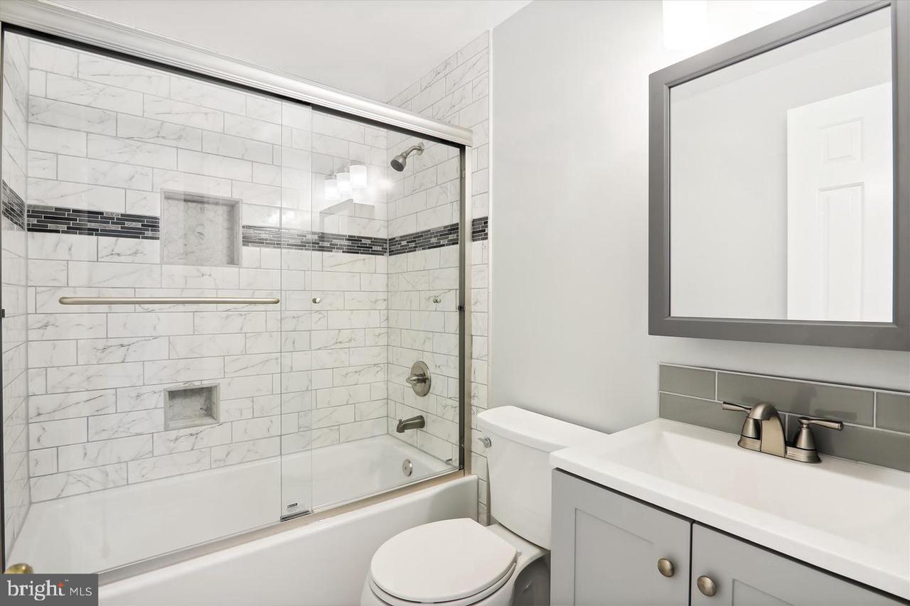 DERWOOD STATION - Residential Lease