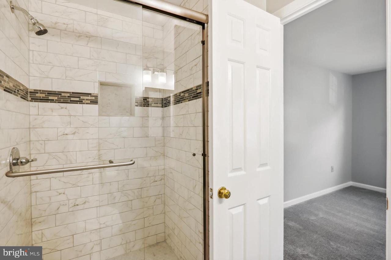 DERWOOD STATION - Residential Lease