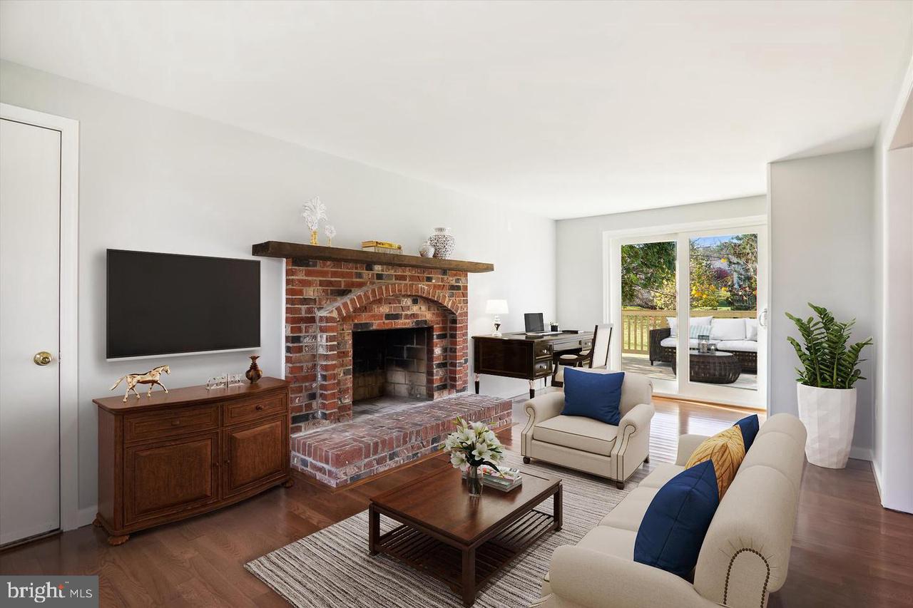 DERWOOD STATION - Residential Lease