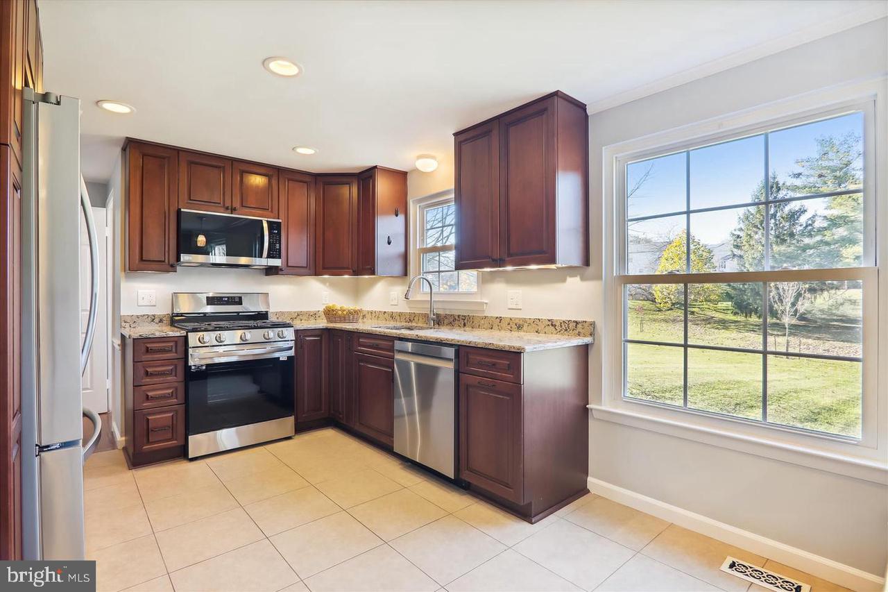 DERWOOD STATION - Residential Lease