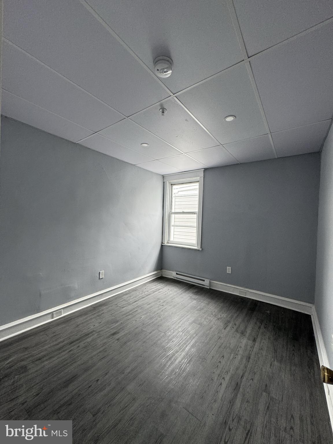 Cozy and modern 2 bedroom apartment available for rent. This unit features a spacious layout with a full bathroom, perfect for roommates.