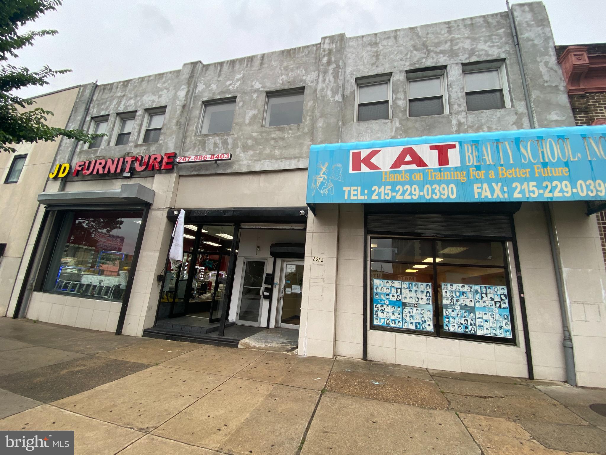 Main image without alt text