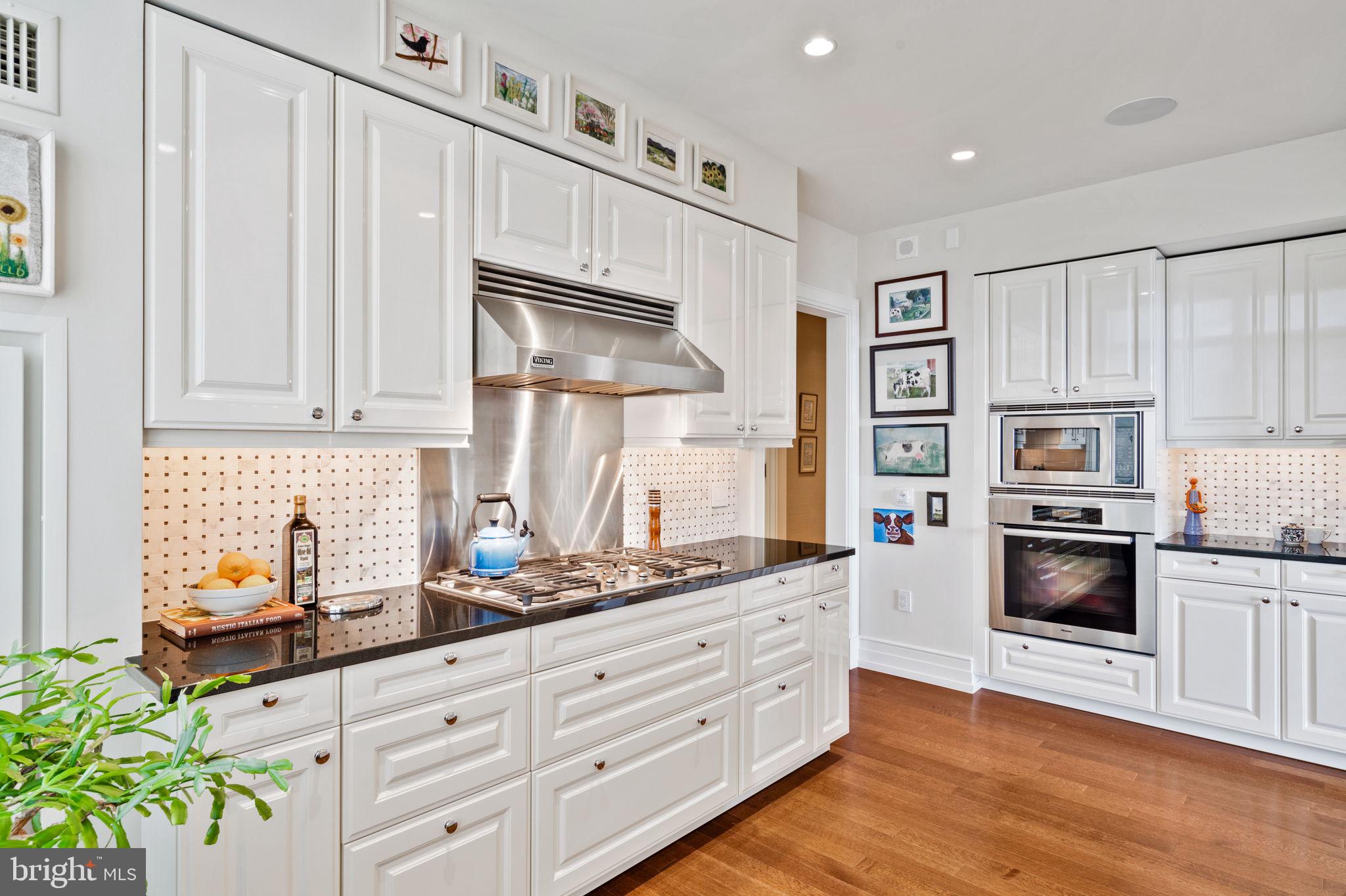 High floor 2 bed + Den 2.5 Bath condo with beautiful park views, 2 terraces and 1 car parking license included.