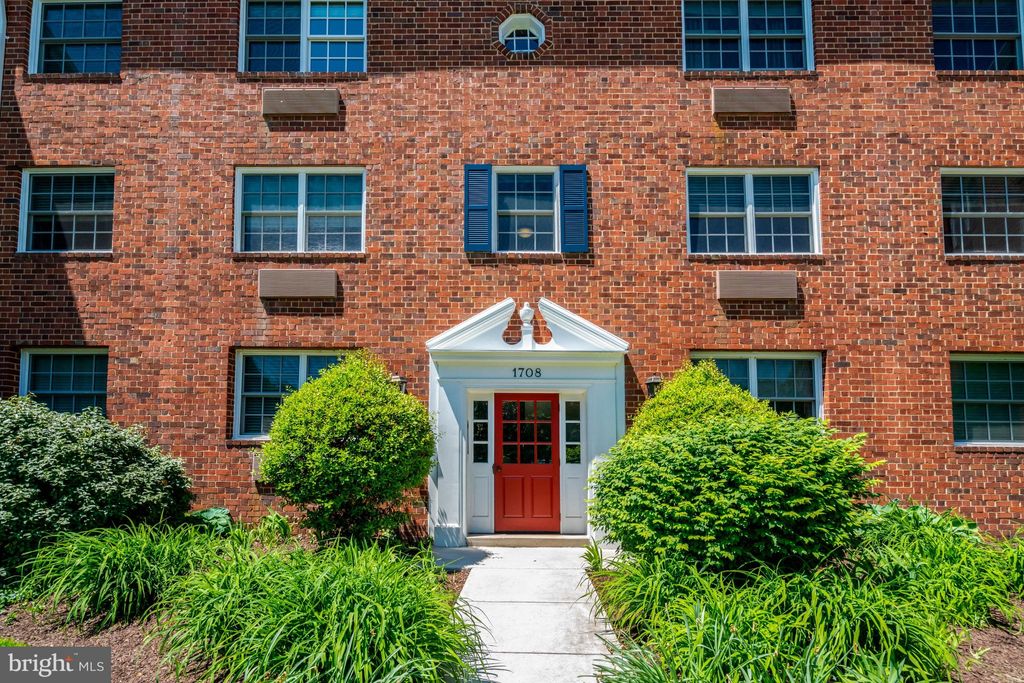 Photo of 1708 W Abingdon Drive #301, ALEXANDRIA, VA 22314 (MLS # VAAX2060340)