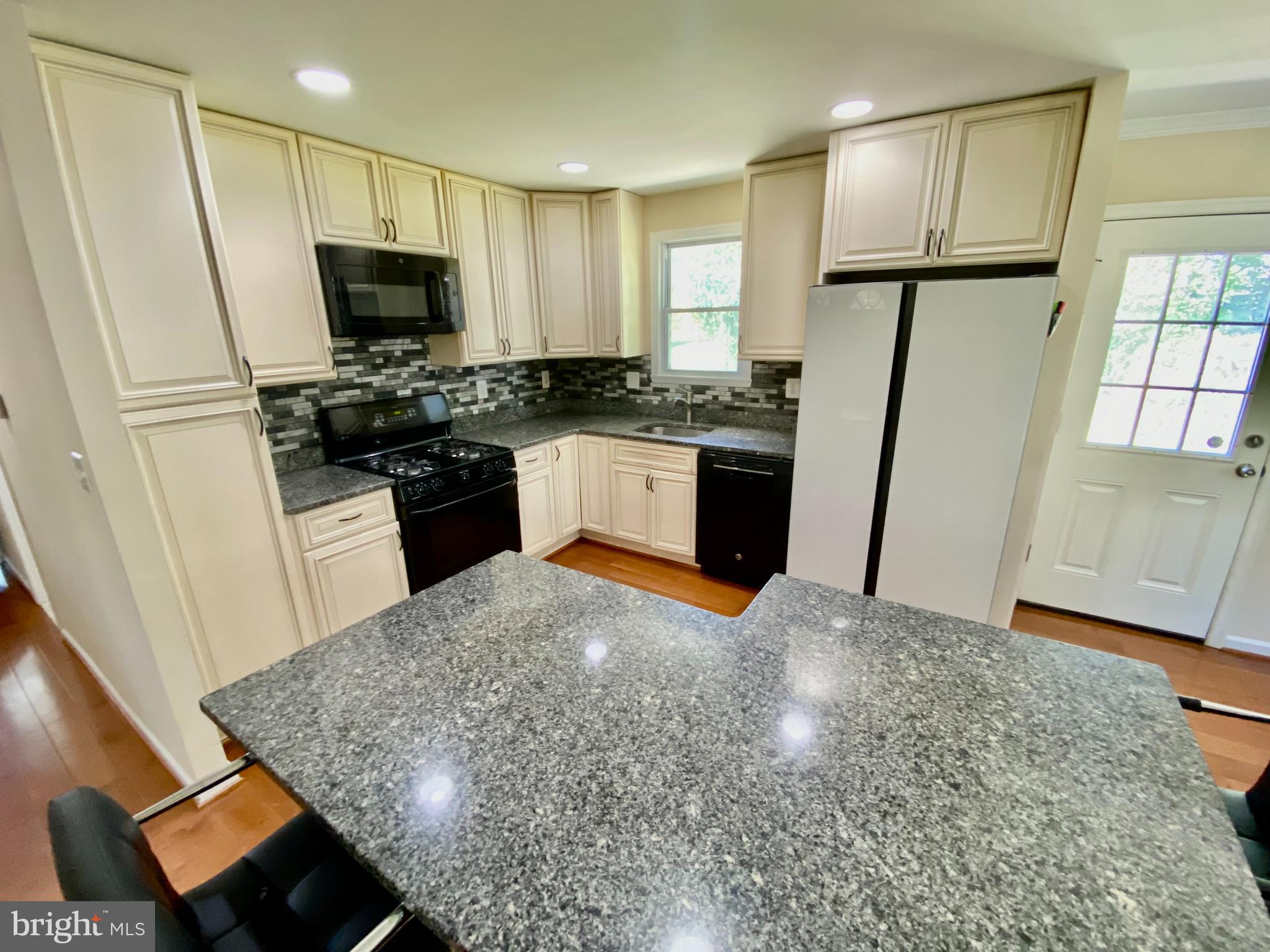 3809 WALNUT LANE