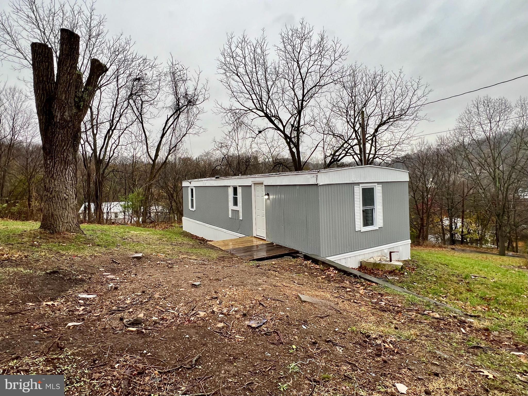 This 2 Bed/ 1 Bath rental trailer features a newly renovated floor plan. All new kitchen appliances, new LVP floors throughout the home, and in-unit washer and dryer hook-up is available!
Located on a residential street in Berkeley Springs, residents are just a few miles from Route 9 and Interstate 522. This is a 15 - 20 month lease option!
Pets are a Case by Case basis.
Additional monthly costs include liability insurance ($15.00/ month).
EHO.