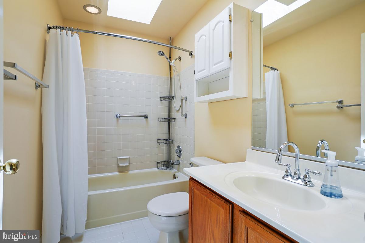 BROOKEVILLE KNOLLS - Residential Lease