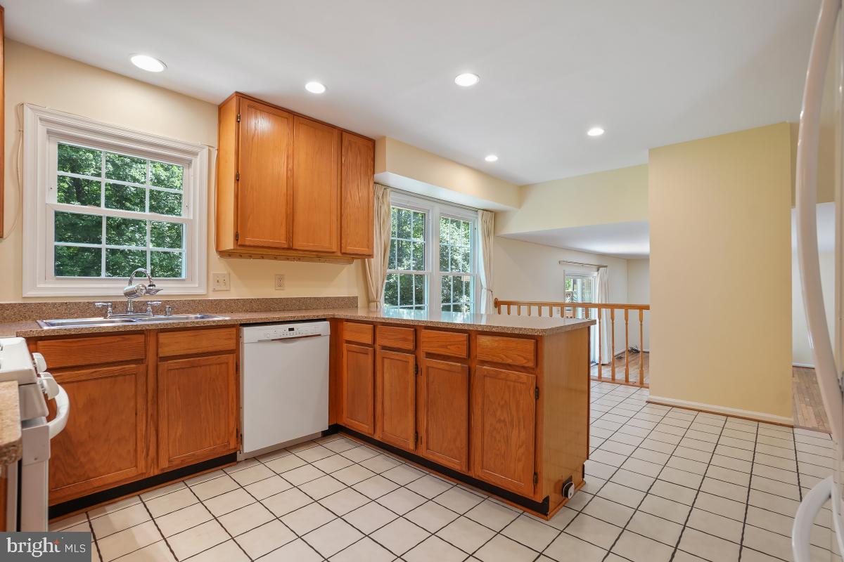 BROOKEVILLE KNOLLS - Residential Lease