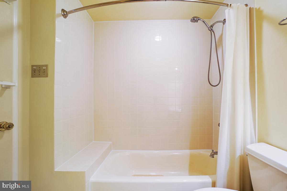 BROOKEVILLE KNOLLS - Residential Lease