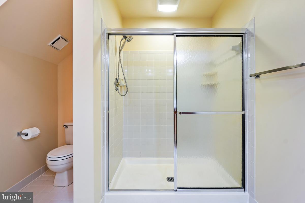 BROOKEVILLE KNOLLS - Residential Lease