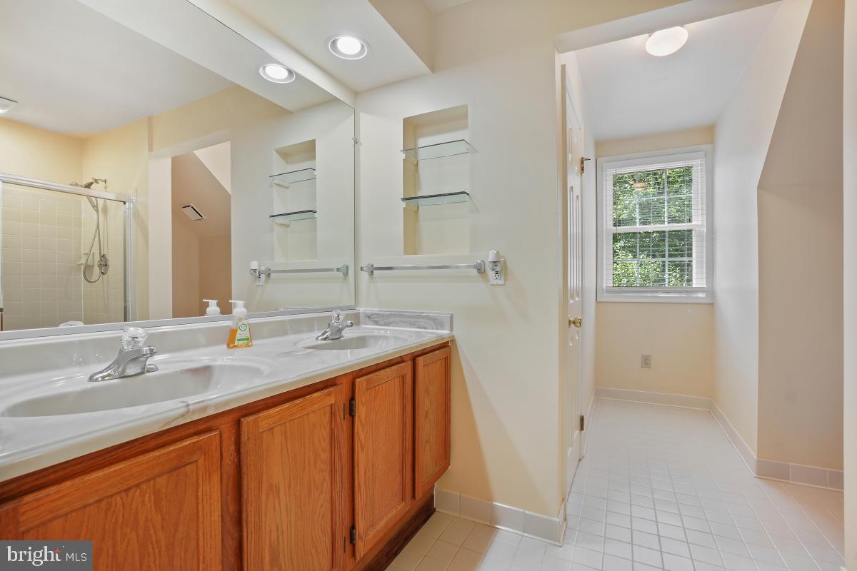 BROOKEVILLE KNOLLS - Residential Lease