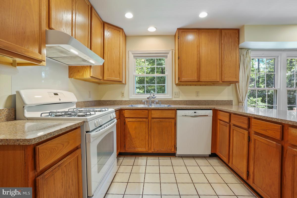 BROOKEVILLE KNOLLS - Residential Lease