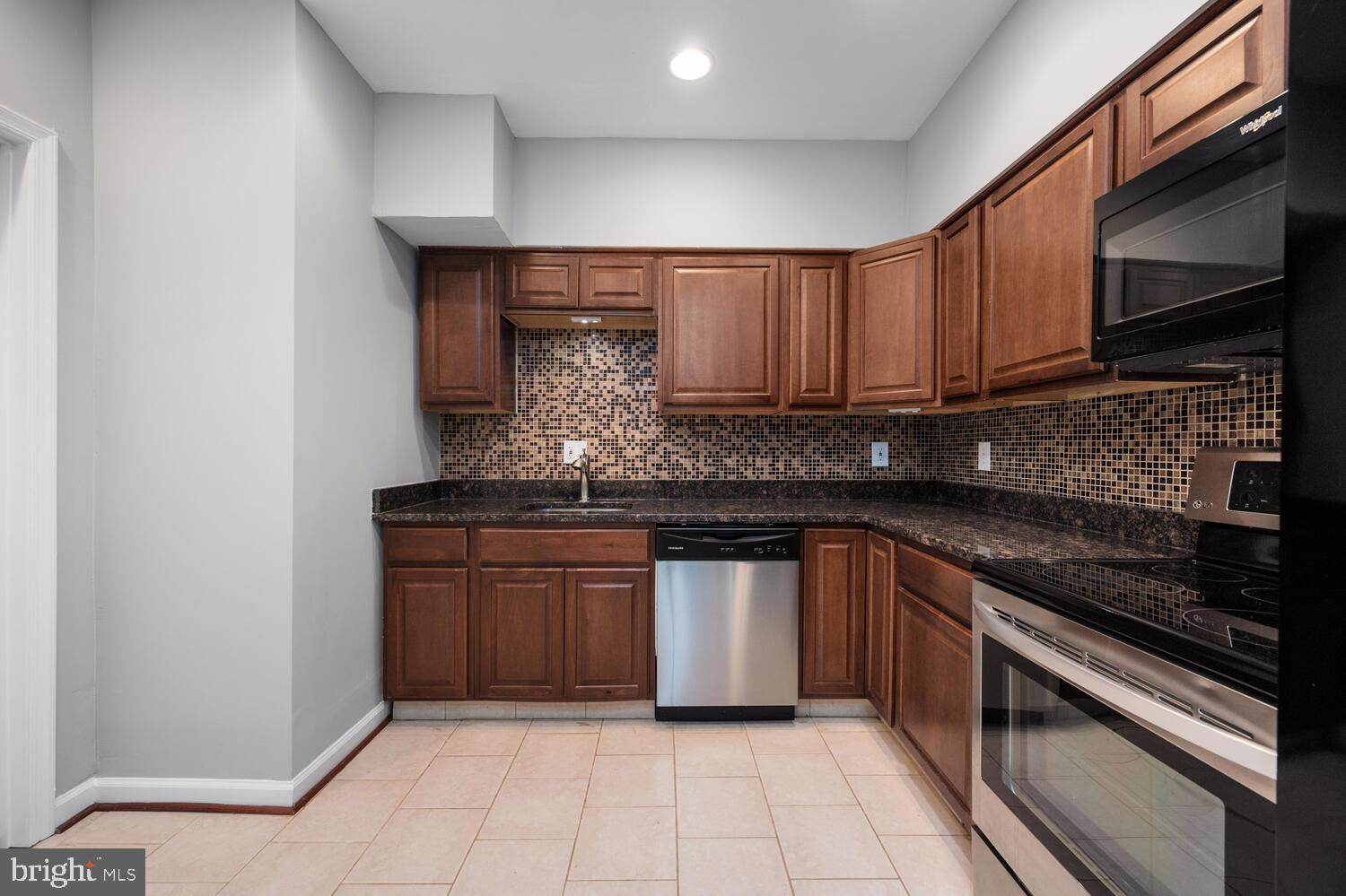 ELYSIAN WOODS - Residential Lease