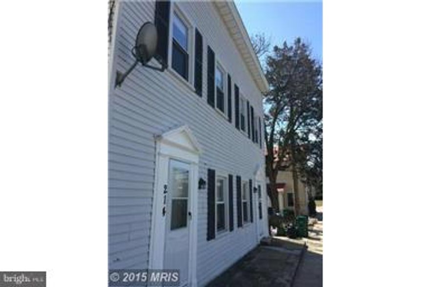 Apartment w/One bedroom and one den.Great location. Includes washer, dryer, full bath, bedroom w/large closet & combined kitchen/dining separate large living area. New paint ,,correct address is 214 #A