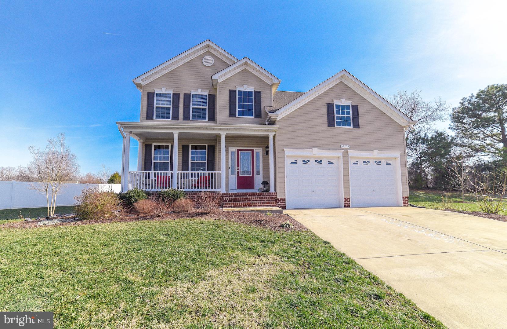 This beautiful home shows like an elegant model! Loaded with natural lighting throughout. Packed with upgrades to include granite, hardwood, tile, large walk in pantry window boxes, chair rail, crown molding, double oven, gas range, deluxe MA BA, gourmet kitchen, back deck, fireplace and more! Located in a cul-de-sac in the heart of Hollywood!