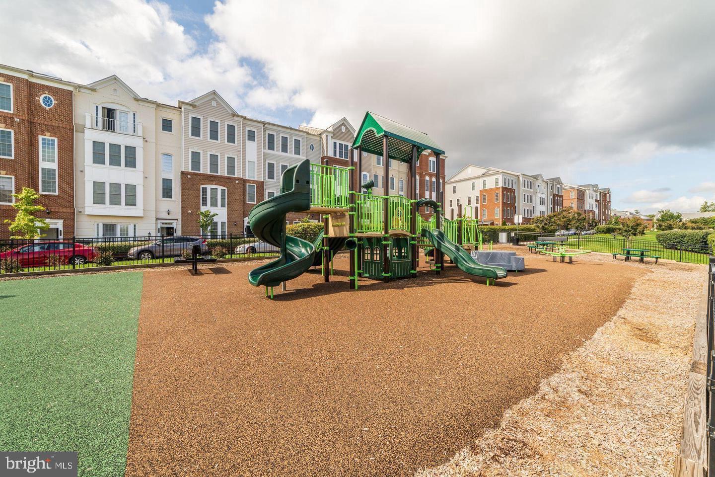 POTOMAC CLUB CONDOMINIUMS - Residential