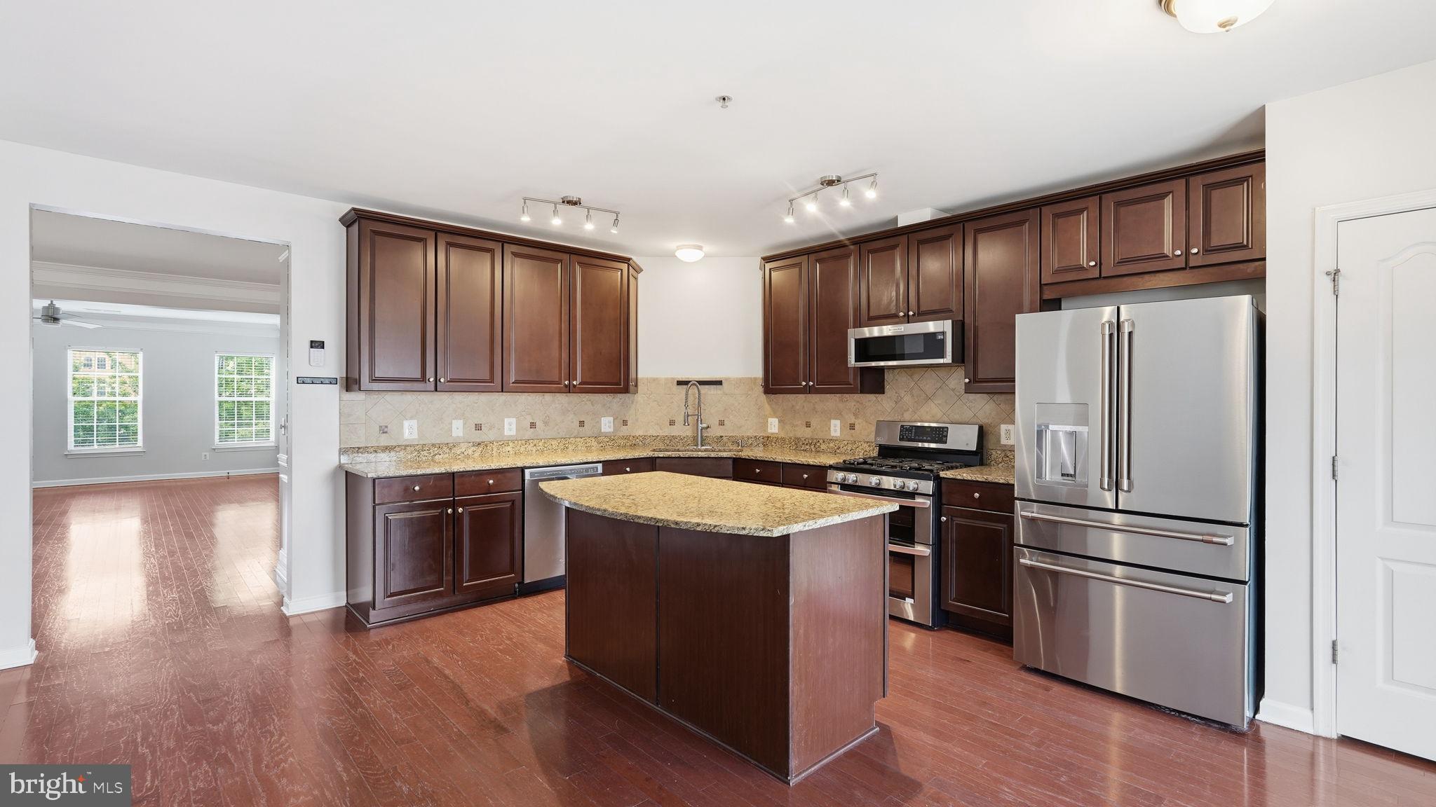 POTOMAC CLUB CONDOMINIUMS - Residential