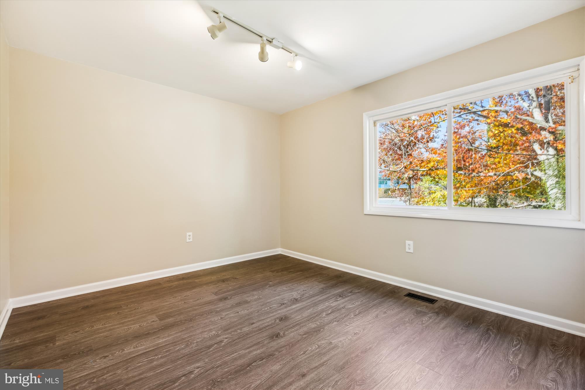 MANOR WOODS - Residential