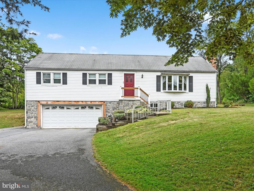 Photo of 943 Campus Road, ELIZABETHTOWN, PA 17022 (MLS # PALA2076424)