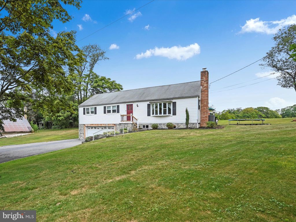 Photo of 943 Campus Road, ELIZABETHTOWN, PA 17022 (MLS # PALA2076424)