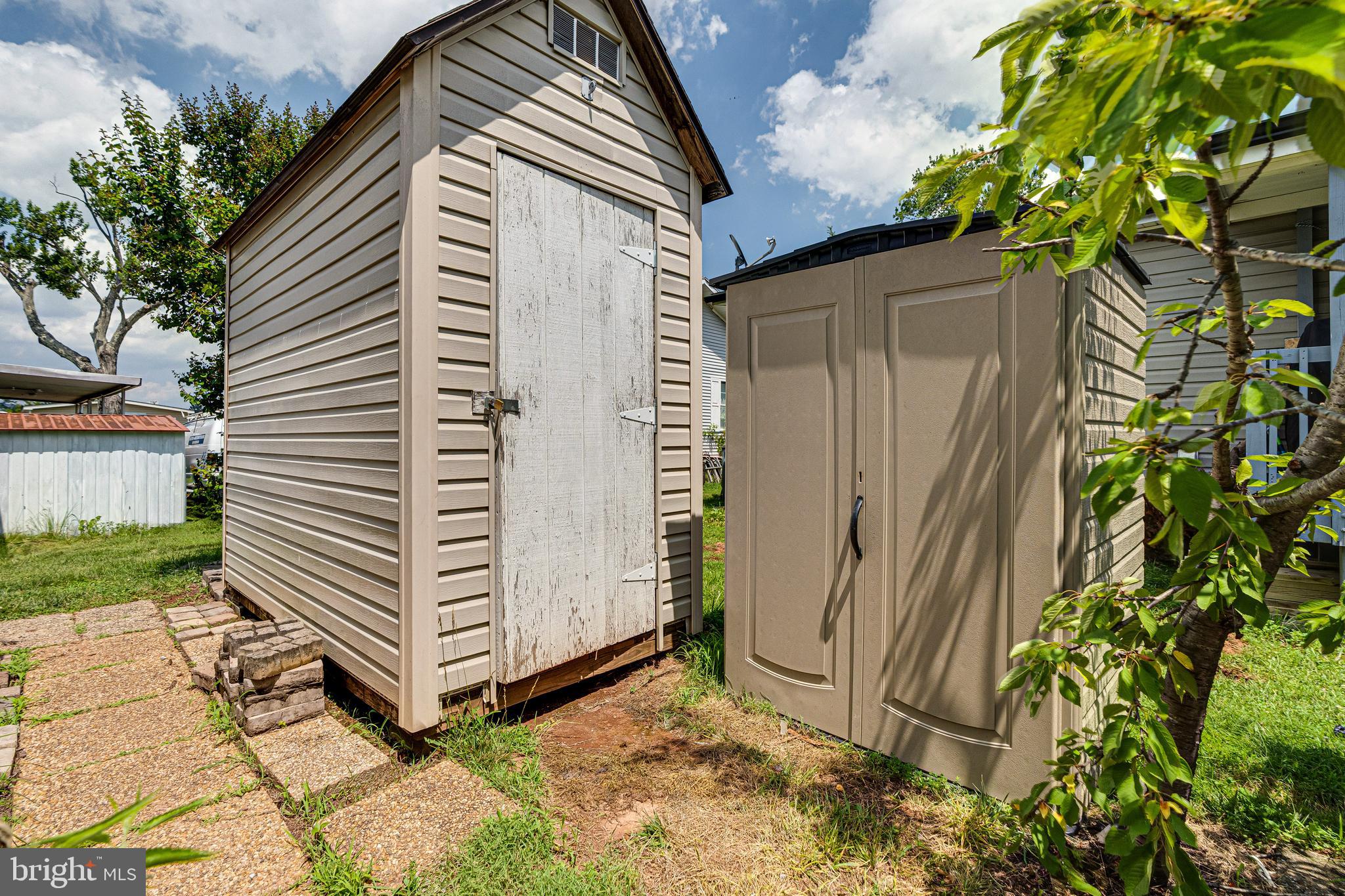 MEADOWS OF CHANTILLY - Residential