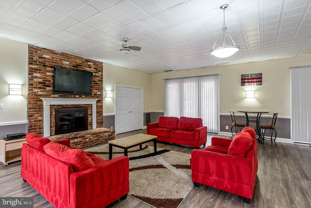 MEADOWS OF CHANTILLY - Residential