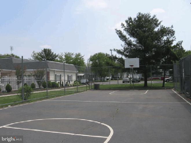 MEADOWS OF CHANTILLY - Residential