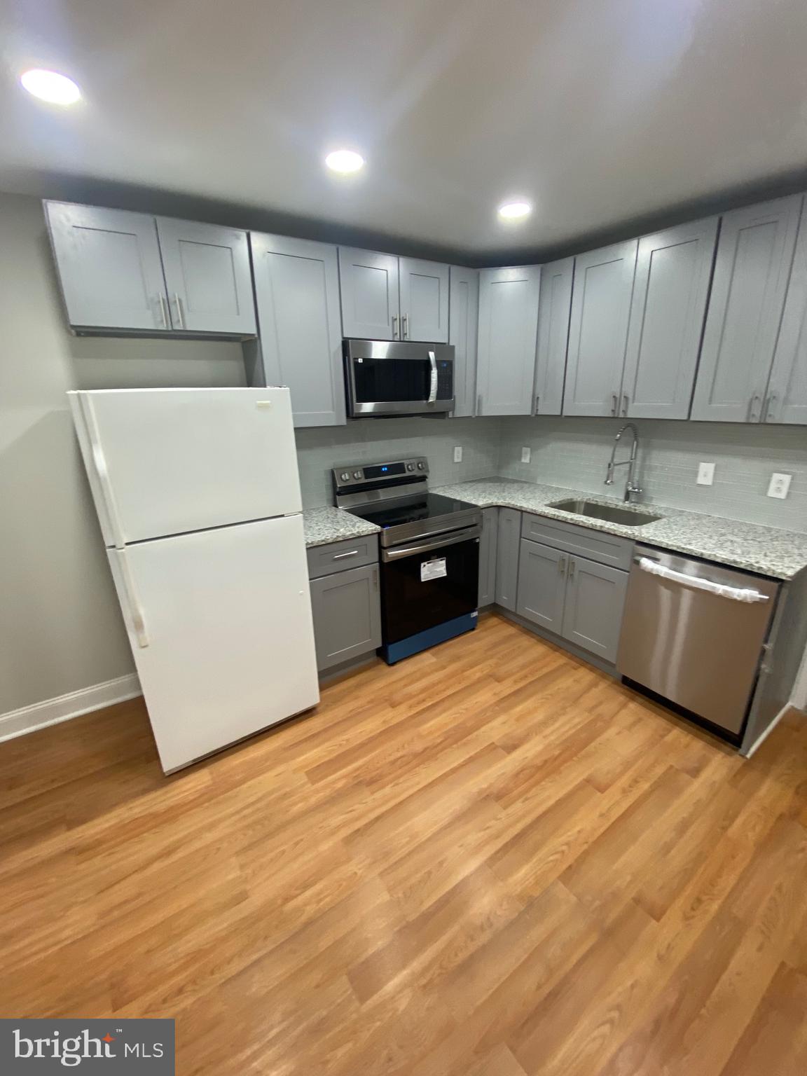 PORT RICHMOND - Residential Lease