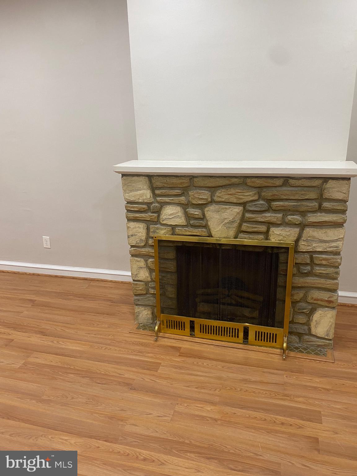 PORT RICHMOND - Residential Lease