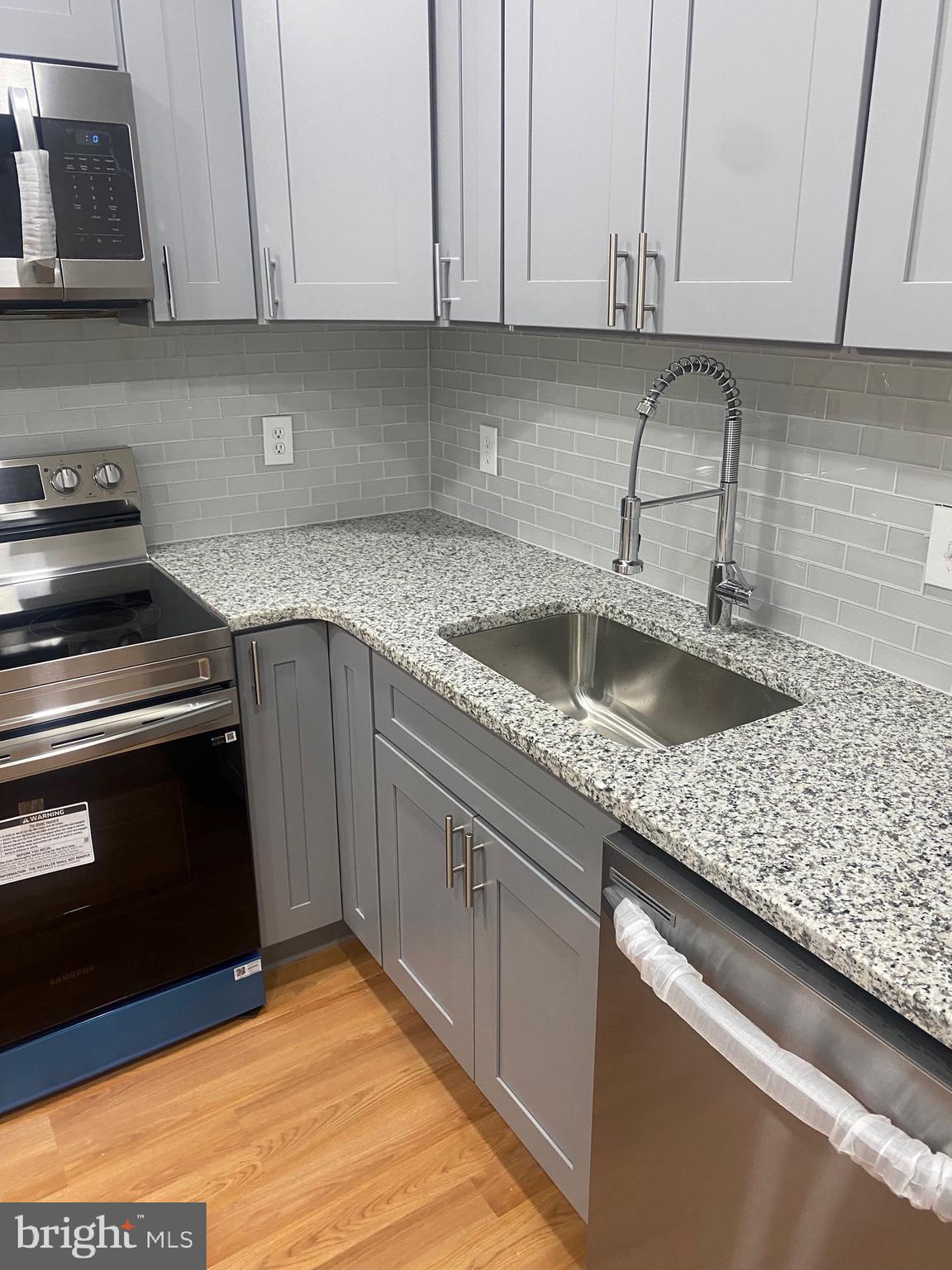 PORT RICHMOND - Residential Lease